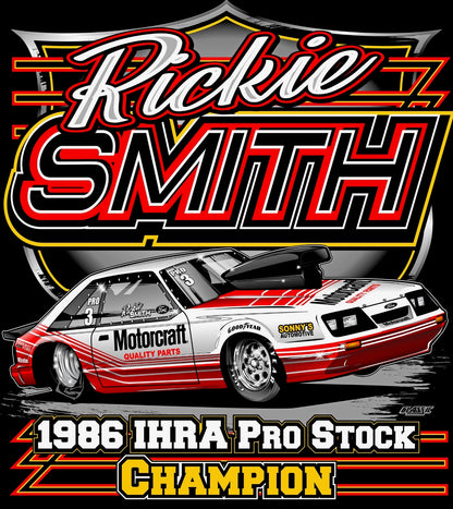 NEW FOR 2026 – RICKIE SMITH 1986 MUSTANG T-SHIRT | IHRA MOUNTAIN MOTOR PRO STOCK CHAMPIONSHIP EDITION